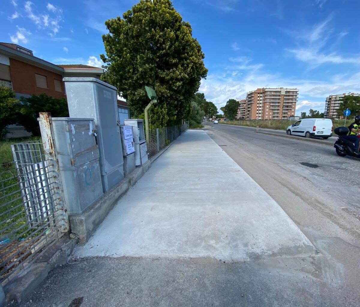 Nuovo marciapiede in via Carroceto, ad Aprilia. Il Consigliere Zingaretti: “un intervento a tutela degli studenti”. - 