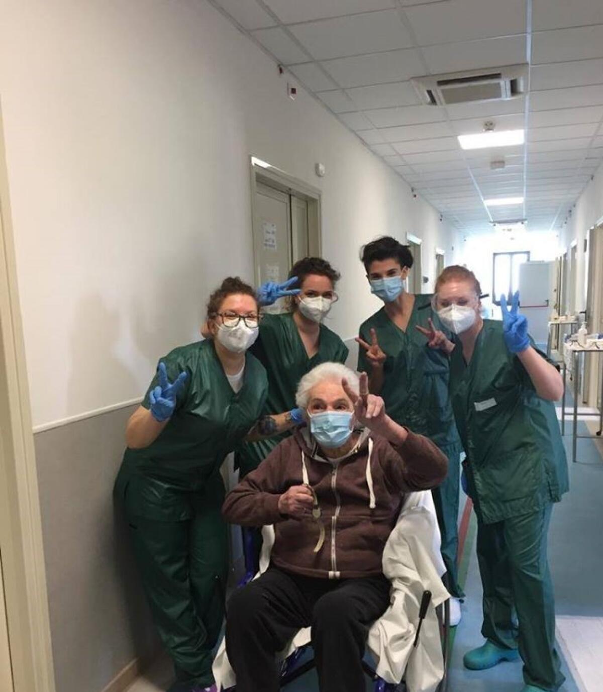 Una prima ospite della RSA Covid pubblica di Genzano torna a casa dopo la guarigione. - 