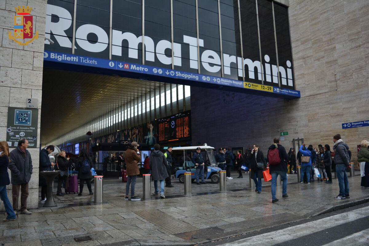 Due persone arrestate dalla Polizia per possesso di documenti falsi e due denunciate per interruzione di pubblico servizio a Roma Termini - 