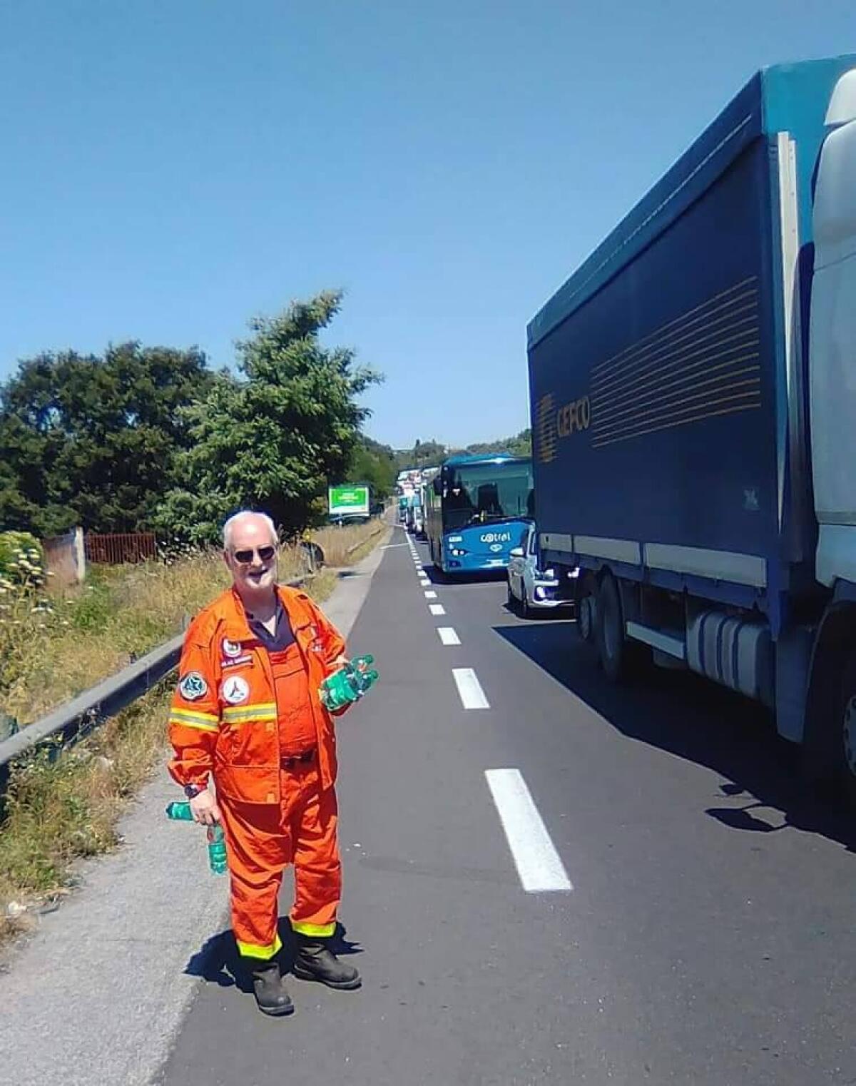 Inferno sulla Pontina ad Aprilia, i volontari dell'Anc al lavoro per aiutare gli automobilisti - 