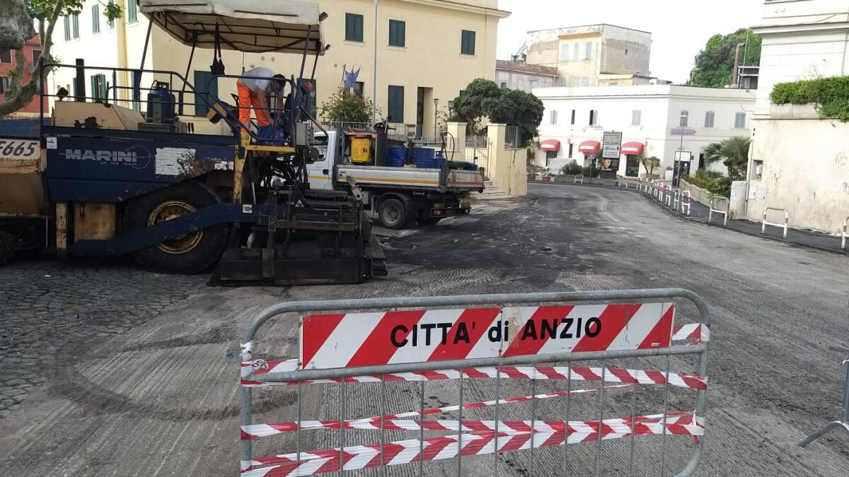 Lavori in corso, ad Anzio, in Via Aldobrandini e sulla litoranea Ardeatina. - 