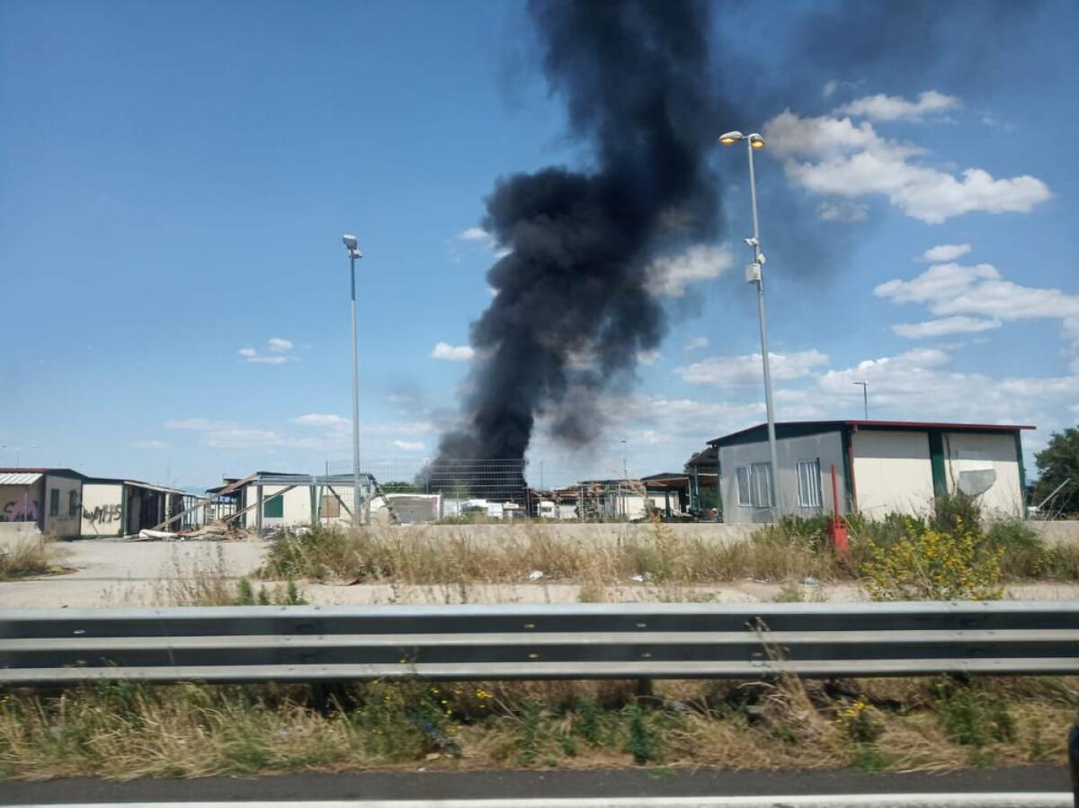 Grosso incendio presso il Campo nomadi di Castel Romano, fumo nero invade la Pontina FOTO - 
