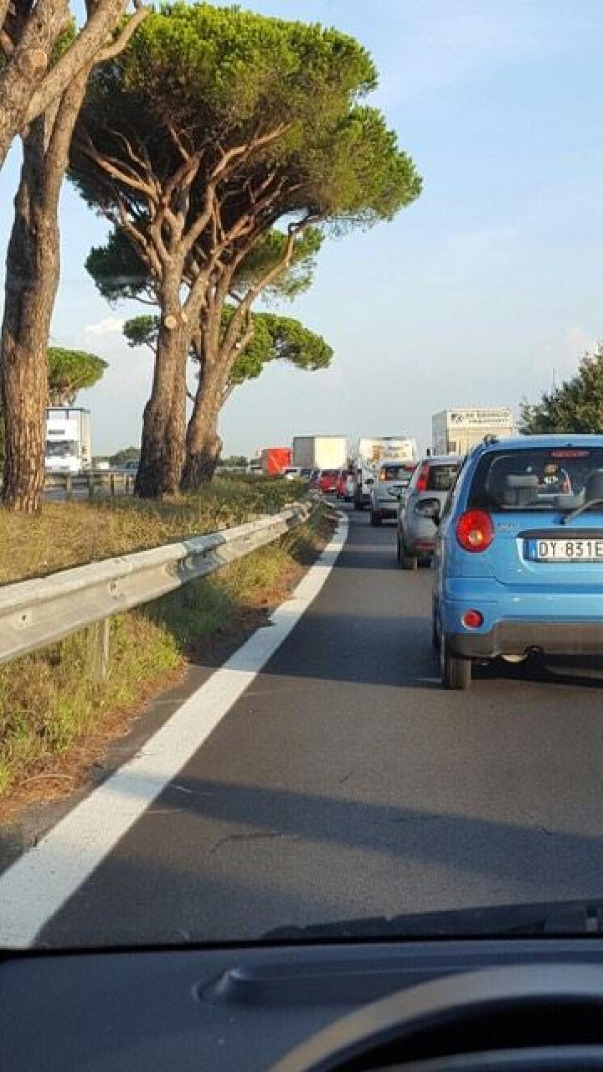 Incidente tra un’auto ed un furgone sulla Pontina, a Castel Romano. Code chilometriche per quasi due ore. - 