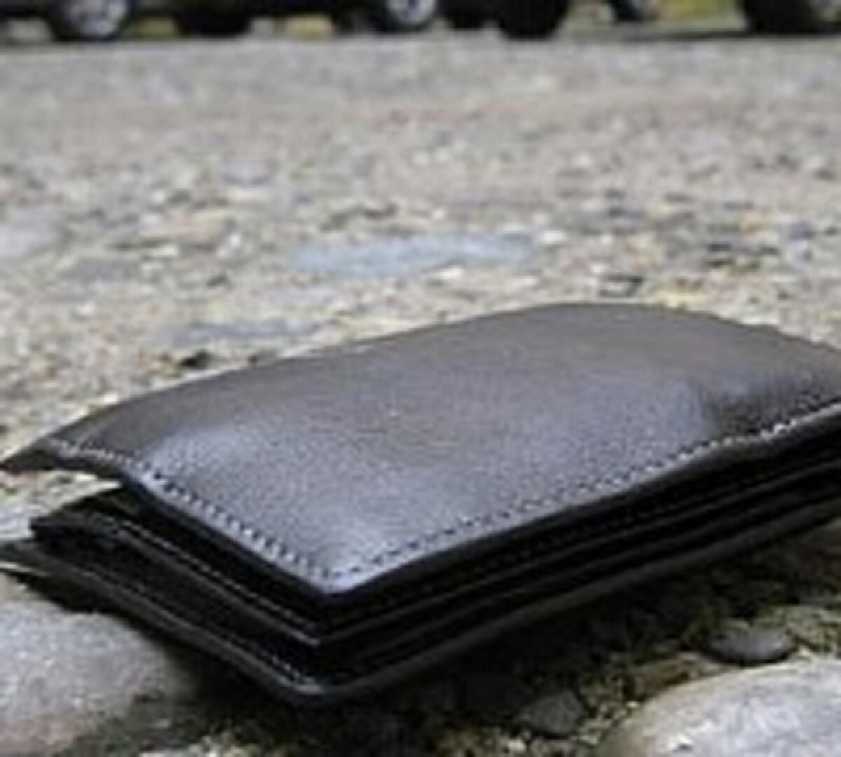 Ruba un portafoglio con 450 euro, denunciato - 