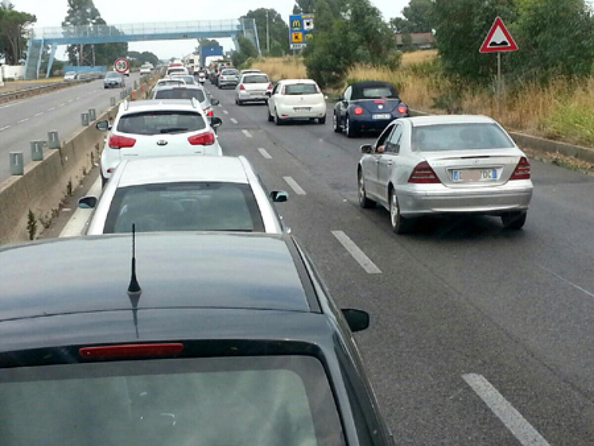 Pontina, auto si ribalta: lunghe code - 