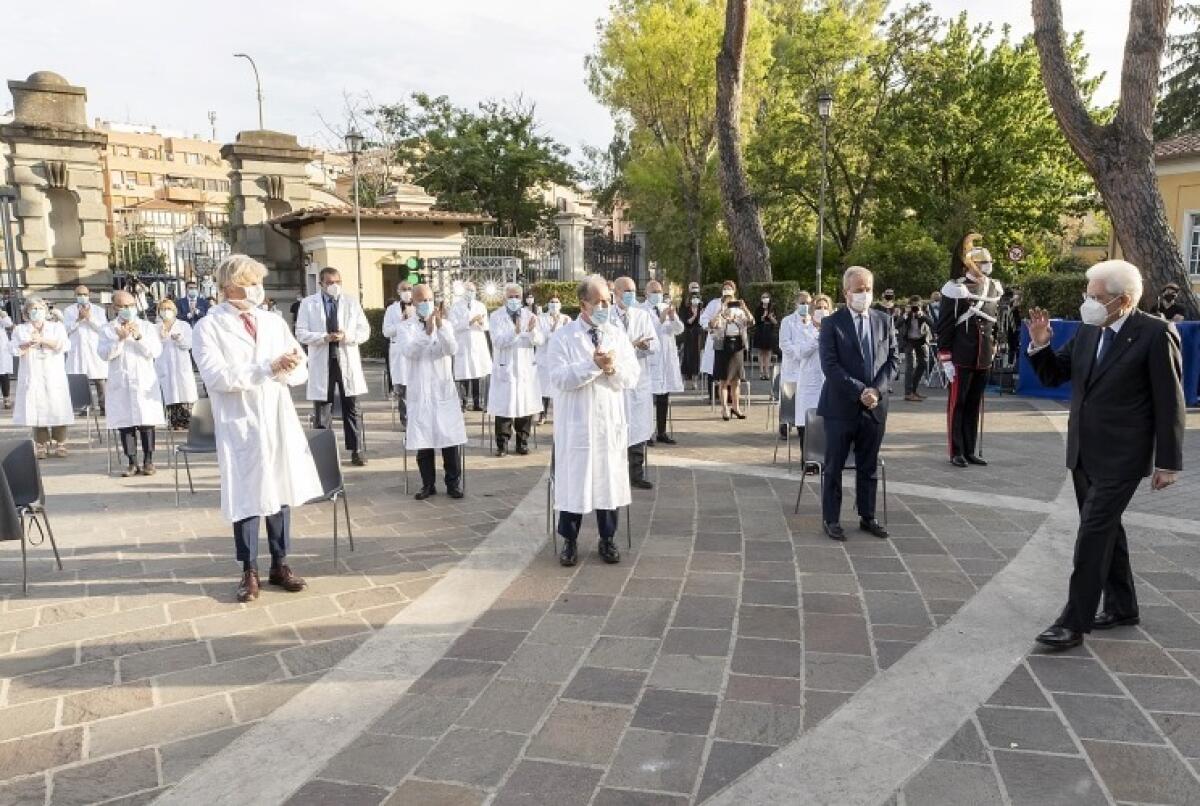 Coronavirus, il Presidente Mattarella consegna un'onorificenza al team dello Spallanzani - 