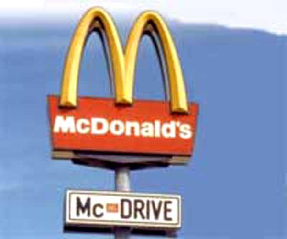 Infrange i vetri del McDonalds di via Romagnoli, a Latina, e ruba le monetine delle offerte. Denunciato dalla Polizia. - 