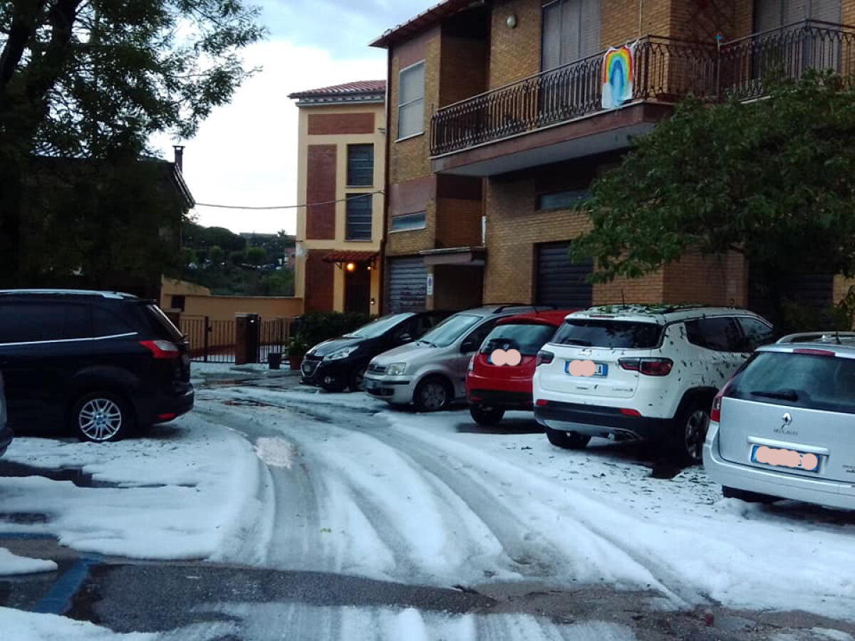 Grandinata anomala a Sezze, strade ricoperte di bianco FOTO - 