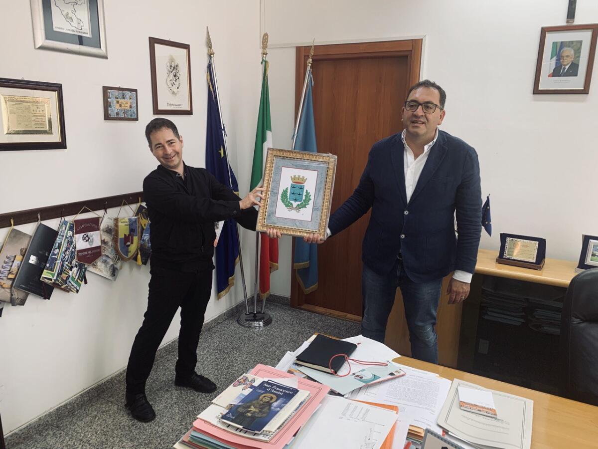 Aprilia, il Sindaco Terra riceve l’araldista don Antonio Pompili. - 