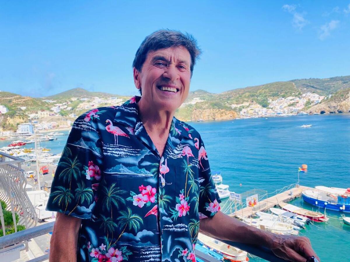 Gianni Morandi per la prima volta a Ponza, scatta una foto e sfida i fan - 