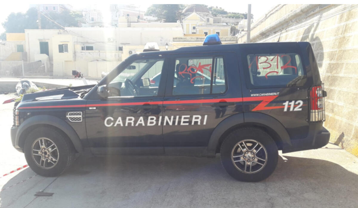 Imbrattano con la vernice l'auto dei carabinieri, 3 giovani denunciati a Ponza - 