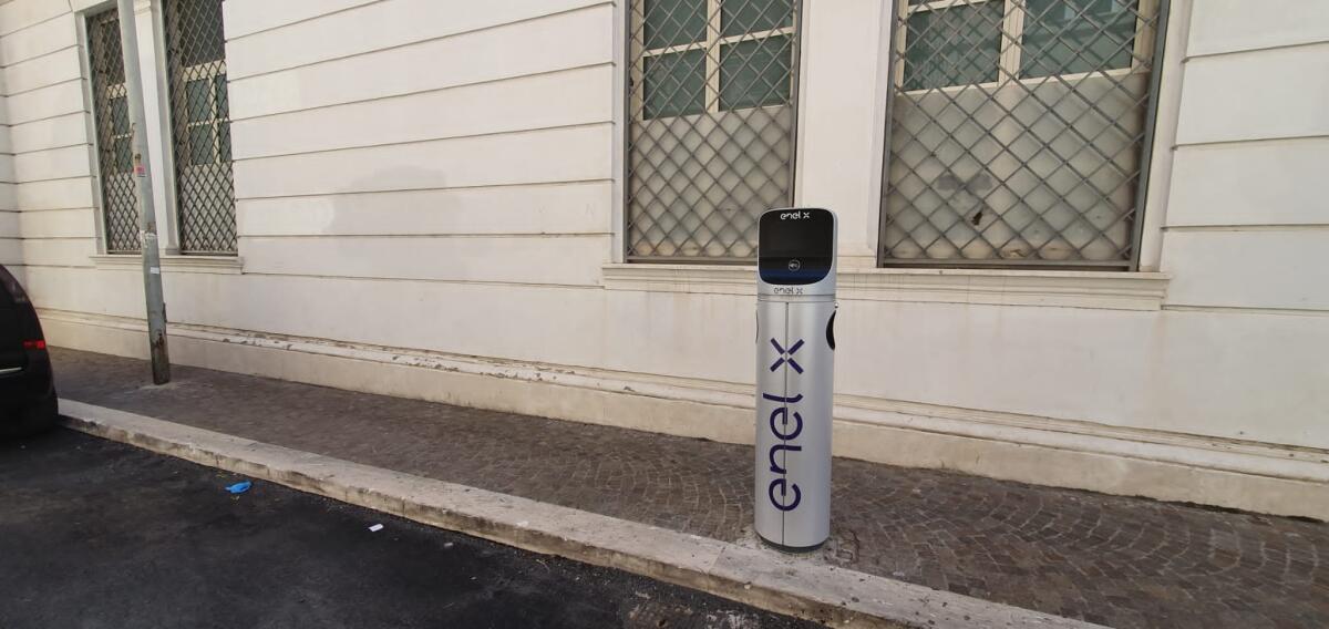 Anzio, ultimato il montaggio delle cinque colonnine "pole station" per la ricarica dei veicoli elettrici - 