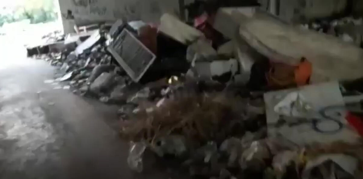 Maxi discarica all'interno di alcuni capannoni ad Aprilia, il VIDEO choc di un ascoltatore - 