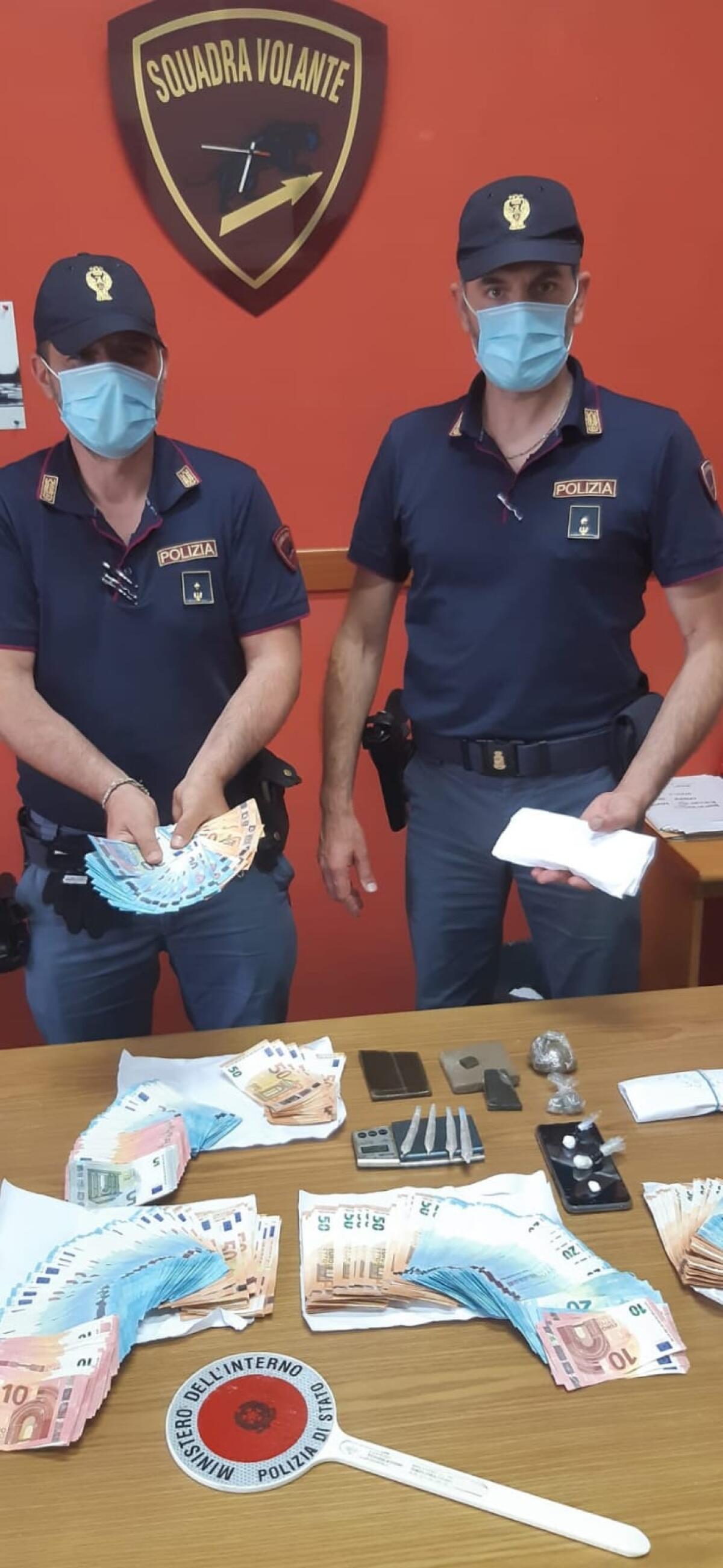 In casa deteneva quasi mezzo chilo di droga, tra hashish e cocaina, e 24mila euro in contanti: 40enne di Latina arrestato dalla Polizia. - 