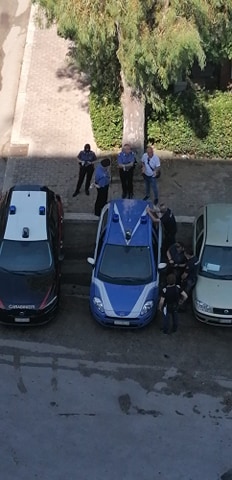 l'arrivo del Questore di Latina in via Londra, ad Aprilia