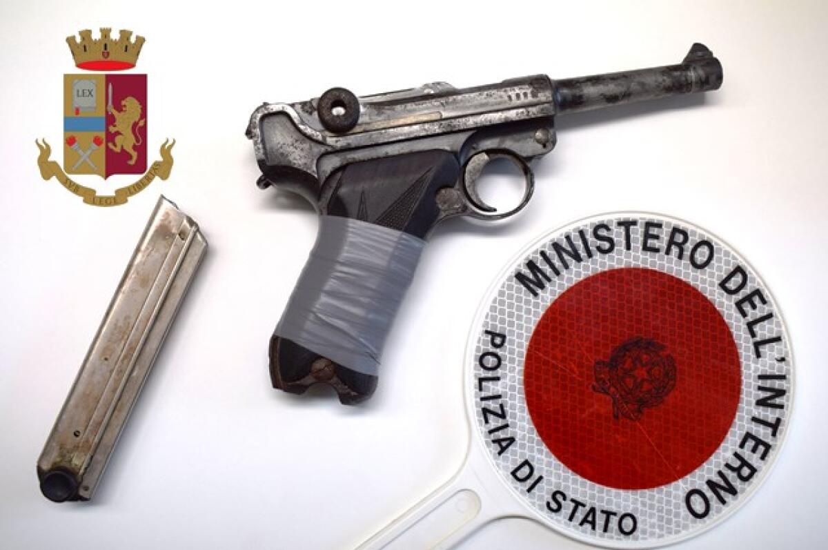 Pistola tedesca nascosta nell'orto, 28enne in arresto a Cisterna - 