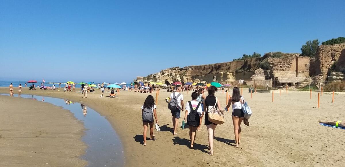 Anzio: sulla spiaggia di Nerone 330 segnaposto numerati pubblici per cittadini e turisti, prenotazioni con l'app - 