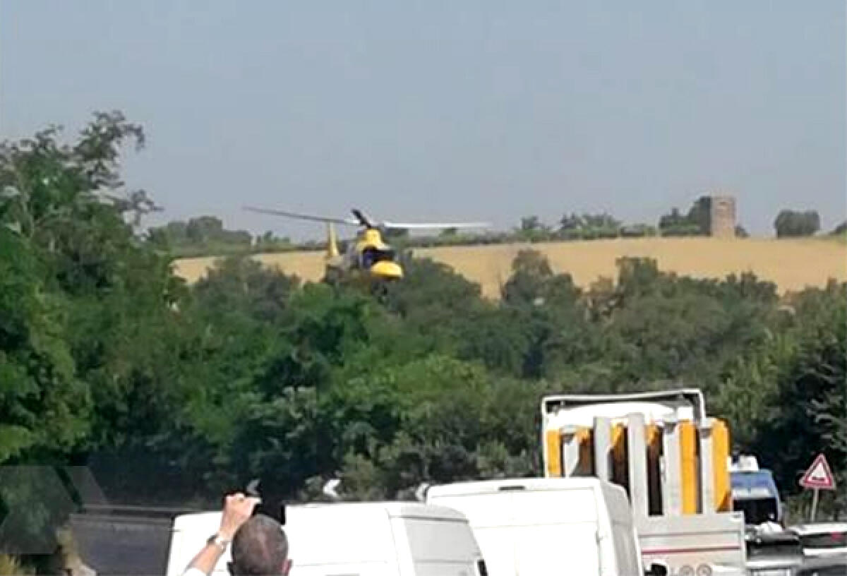 Pontina, tamponamento tra 5 auto e un furgone: feriti - 