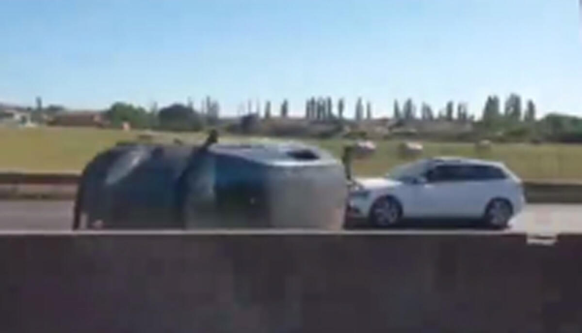 Auto si ribalta sulla Pontina, ad Aprilia. Lunghe code - 
