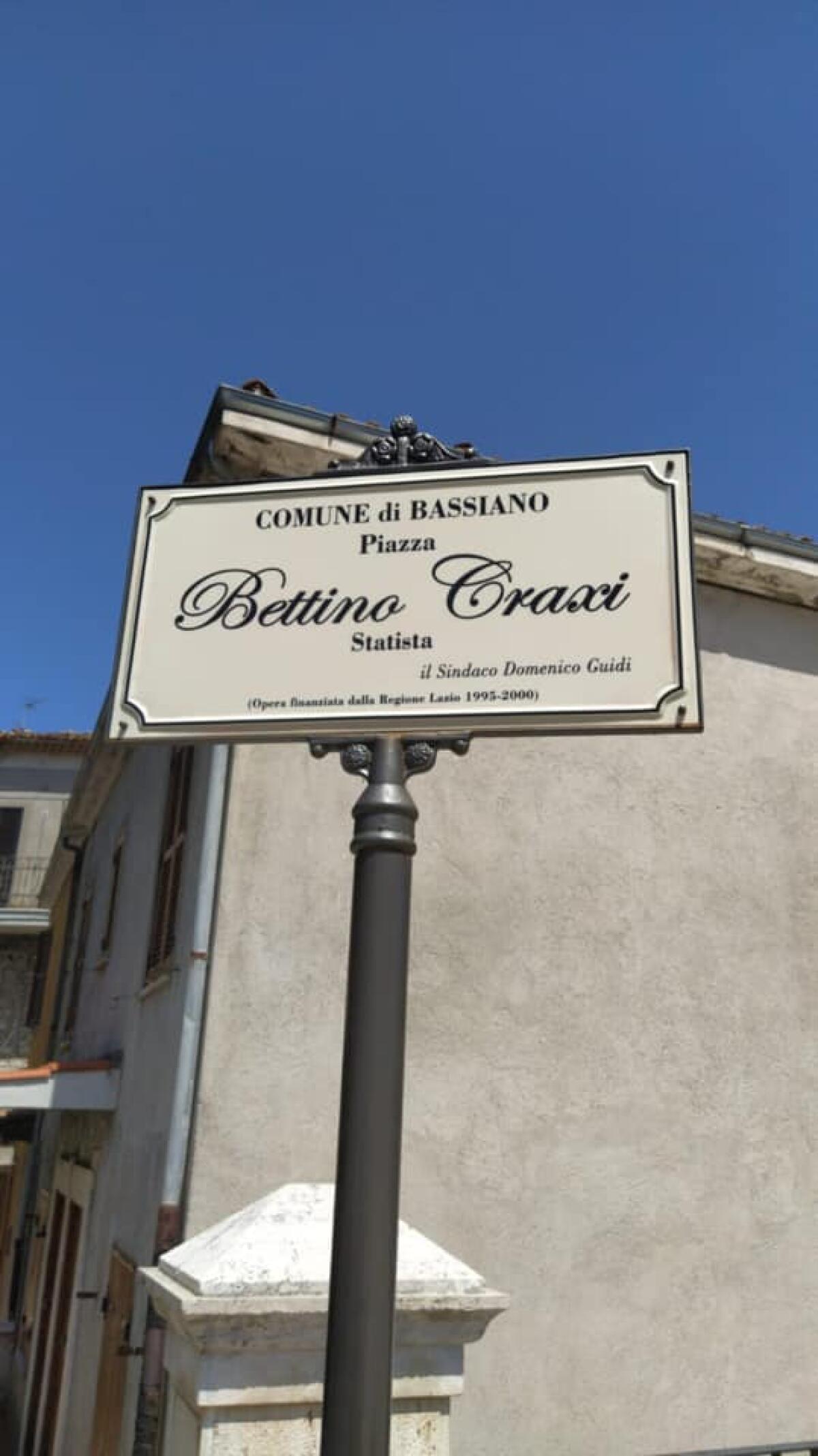 Bassiano, ripulita la targa dedicata a Craxi: le telecamere immortalano i 4 responsabili - 