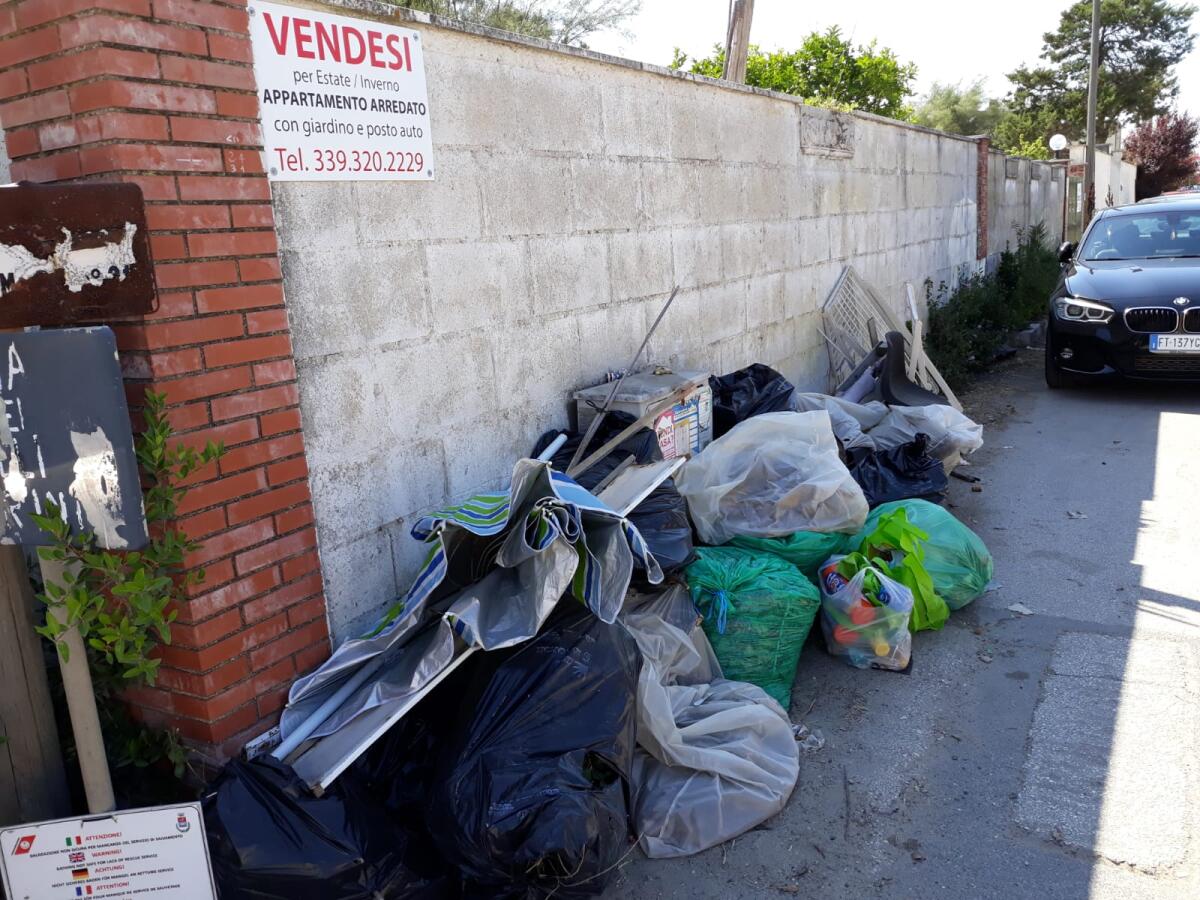 Cumuli di immondizia abbandonati in strada a Tor San Lorenzo, ad Ardea: la protesta dei residenti. - 