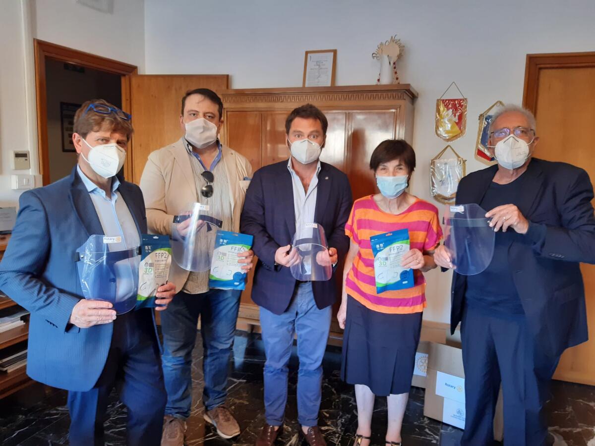 Il Rotary Club Latina San Marco dona mascherine e visiere all’ordine dei medici della provincia. - 