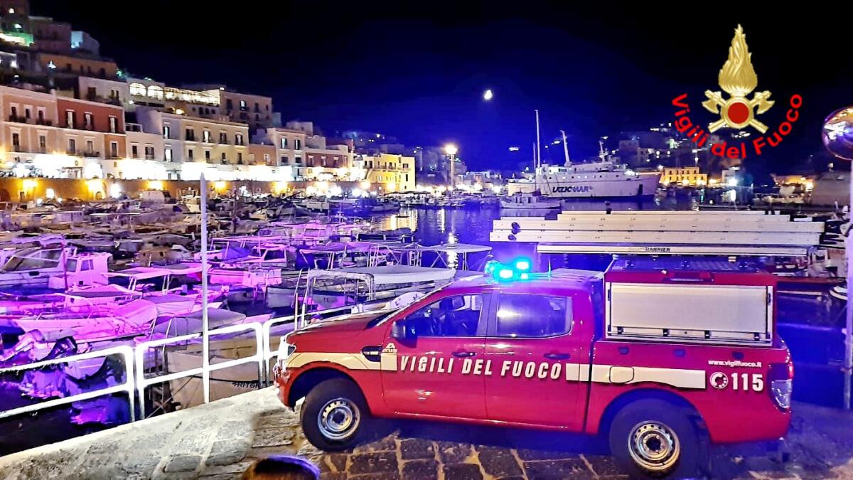 Incendio sull'isola di Ponza, intervento lampo dei vigili del fuoco - 