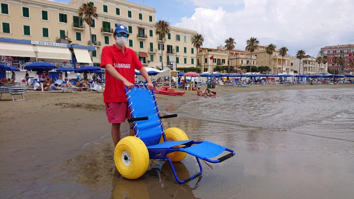 Ad Anzio 12 sedie job disponibili in spiaggia - 