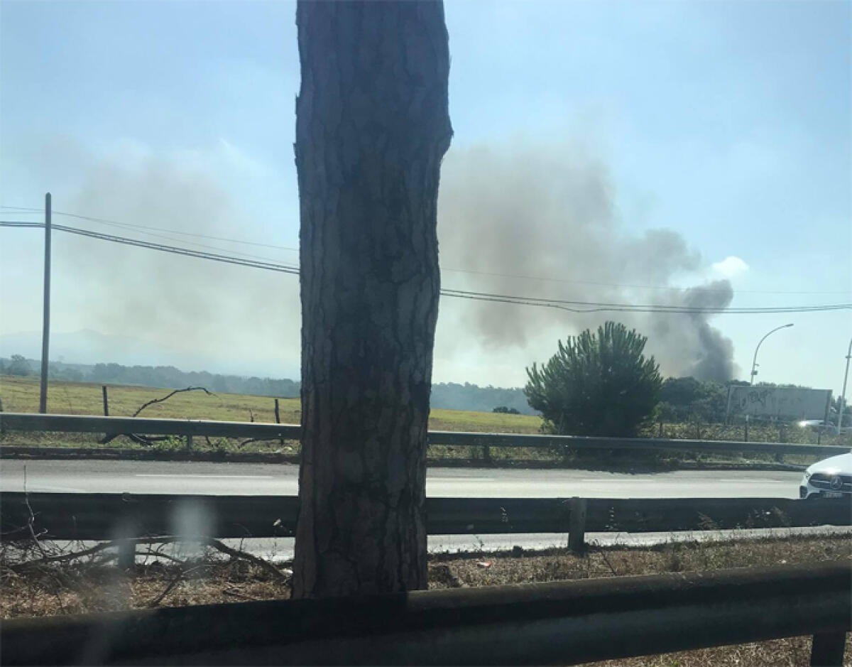 Di nuovo fiamme al campo rom di Castel Romano, sulla Pontina, nonostante il presidio dell’Esercito e della Polizia Locale. - 