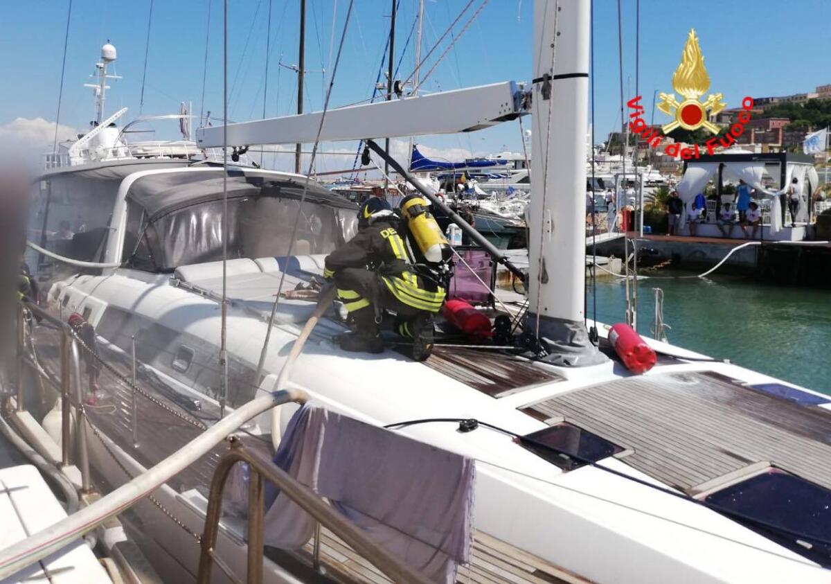 Incendio su uno yacht a Gaeta, intervengono i vigili del fuoco FOTO - 