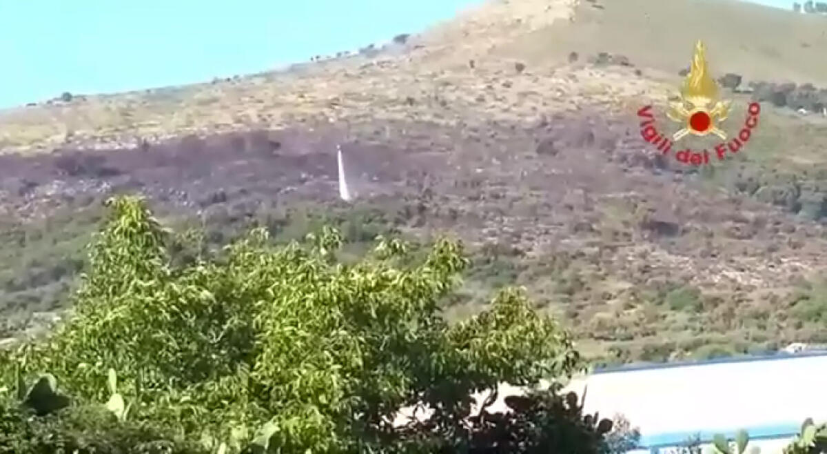 Incendio boschivo sul Monte Dragone, a Gaeta: intervento terminato all’alba. Venti ettari di vegetazione in fumo. - 