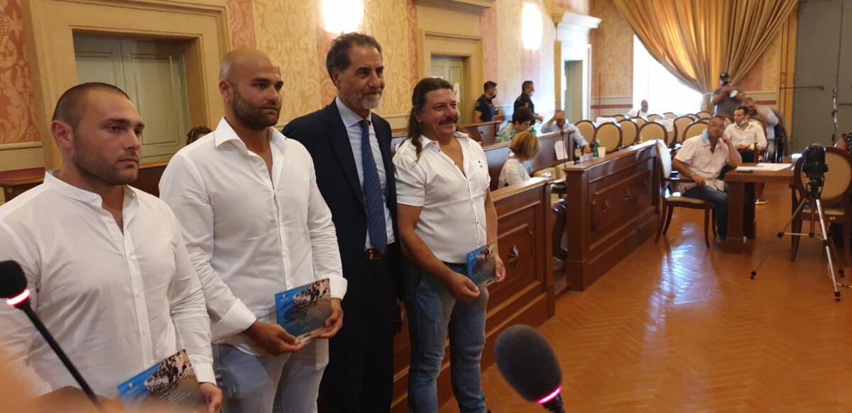 Anzio - Peschereccio Gabriella, conferite le targhe ai tre pescatori eroi - 