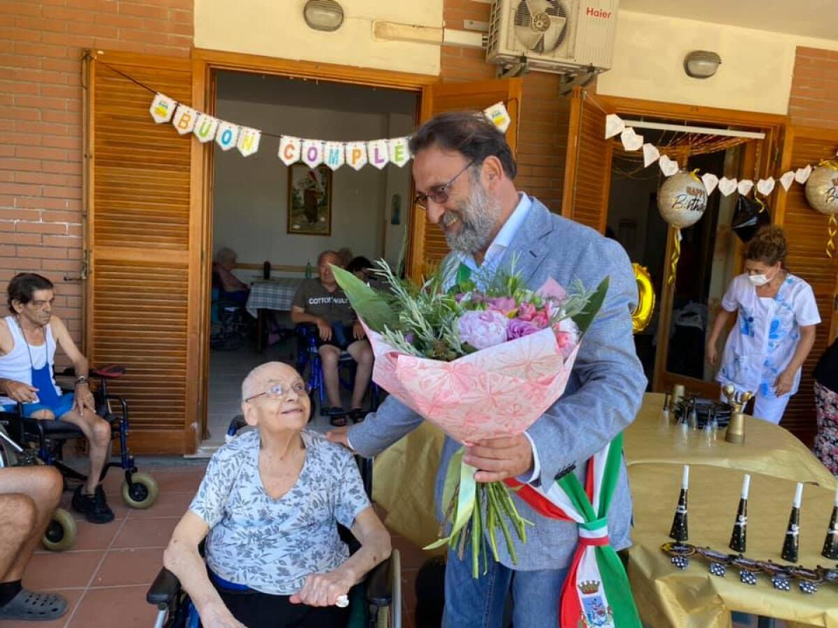 Nettuno, Giuseppina compie 100 anni. L'omaggio floreale del sindaco - 