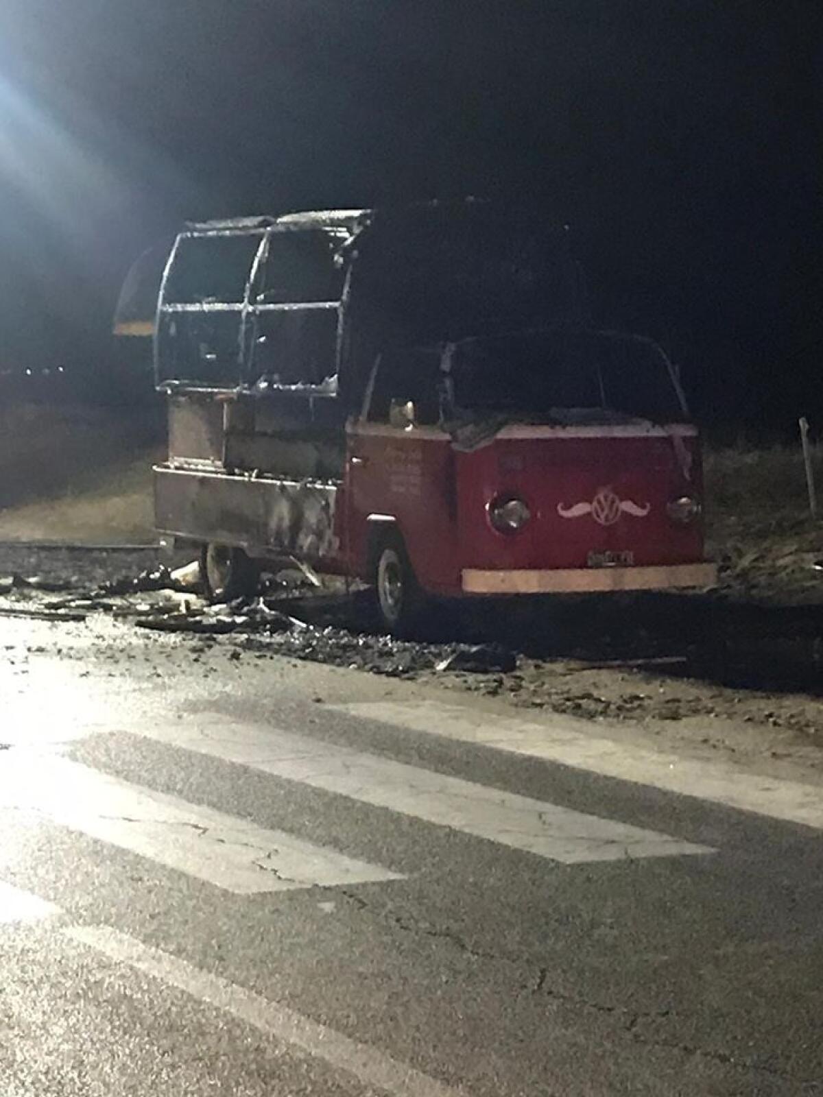 Fiamme la notte scorsa sul lido di Latina: un incendio distrugge il food track “That’s amor e iodio”. - 