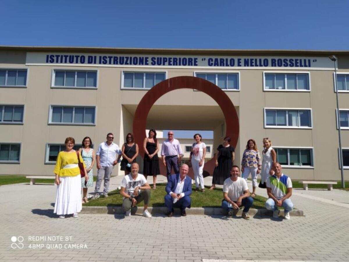 Aprilia, l'Istituto Rosselli ha un'insegna: "Senso di comunità rinnovato" - 