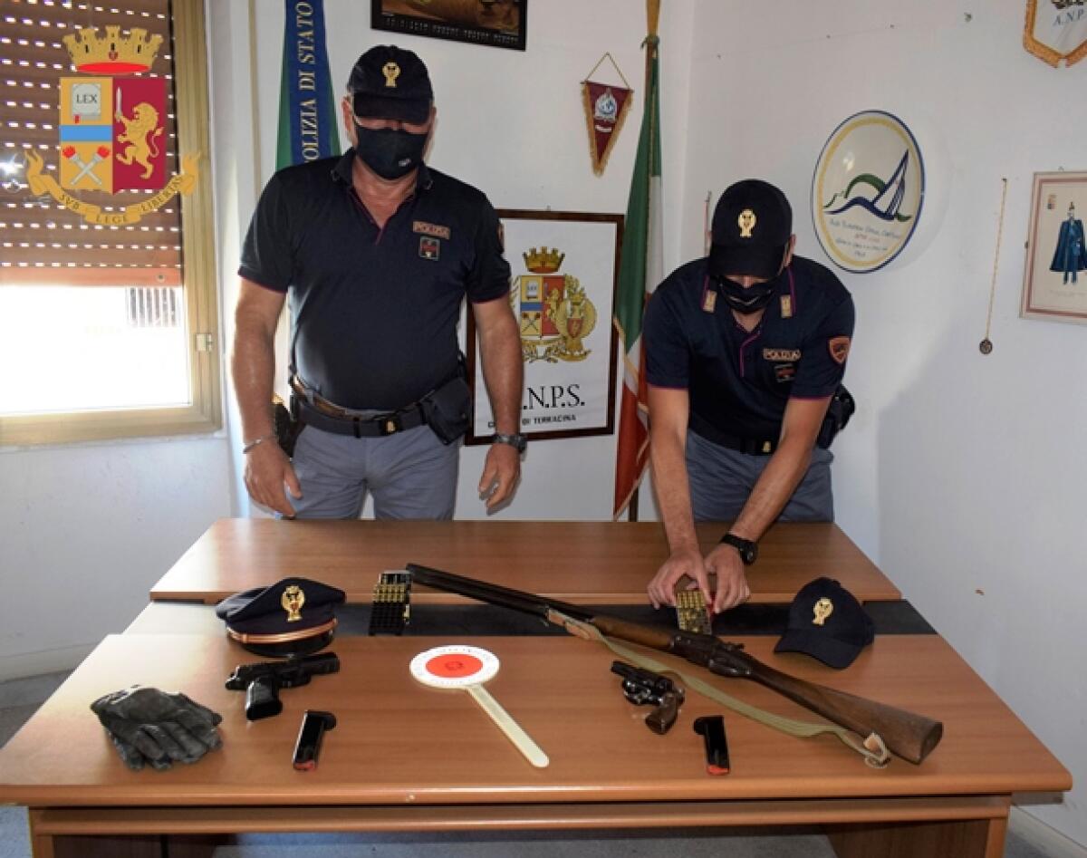 TERRACINA - Esasperato dagli schiamazzi, esce in strada minacciando 4 giovani con una pistola. Denunciato. - 