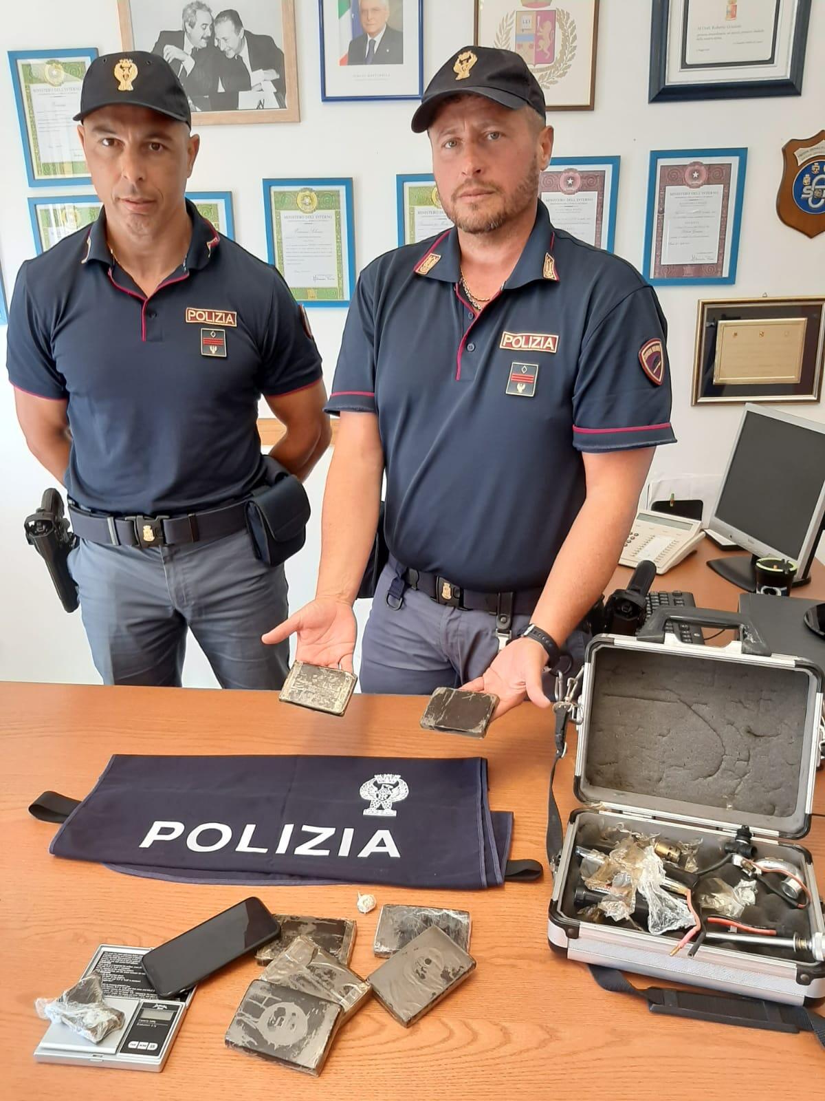 18enne di Formia in manette, in casa deteneva 1 Kg di hashish. Era considerato uno dei maggiori rifornitori della zona. - 
