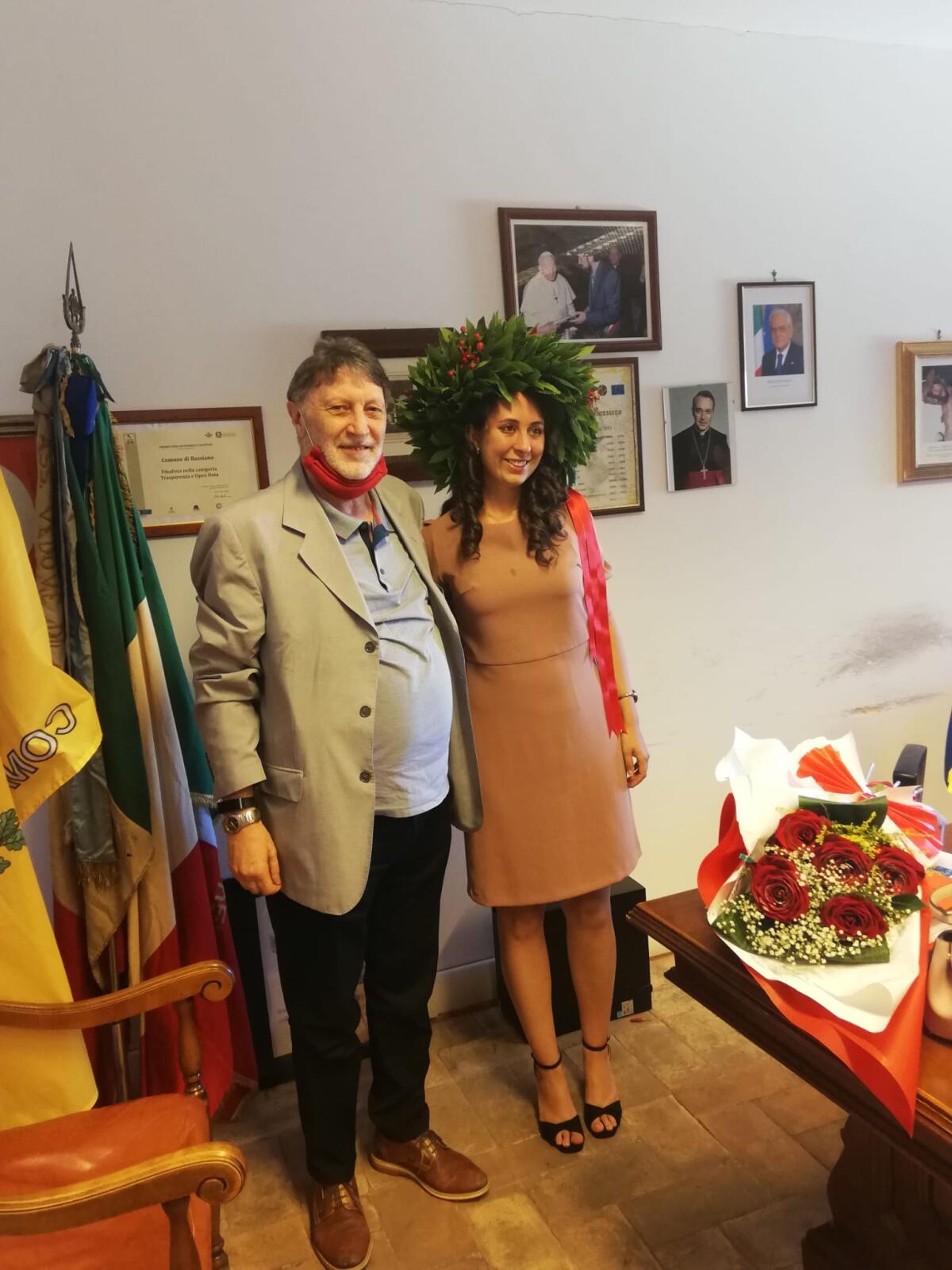 Discute la laurea a distanza presso la sede del Comune di Bassiano, le congratulazioni del sindaco - 