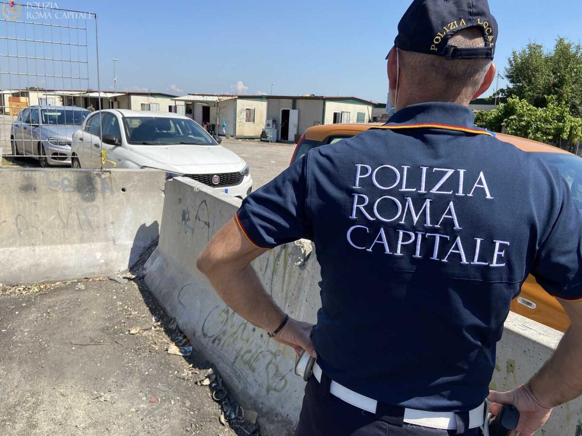 Deruba una coppia di turisti tedeschi in spiaggia a Torvaianica, 27enne rom denunciata - 