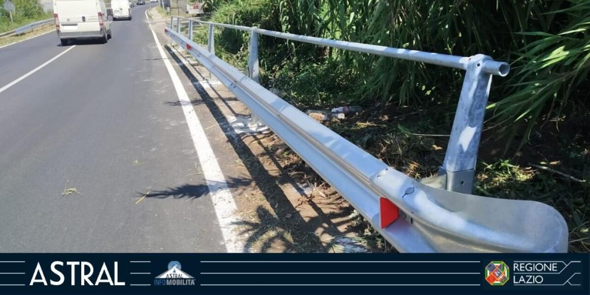 Lavori di ripristino del guardrail in un tratto della Nettunense. - 