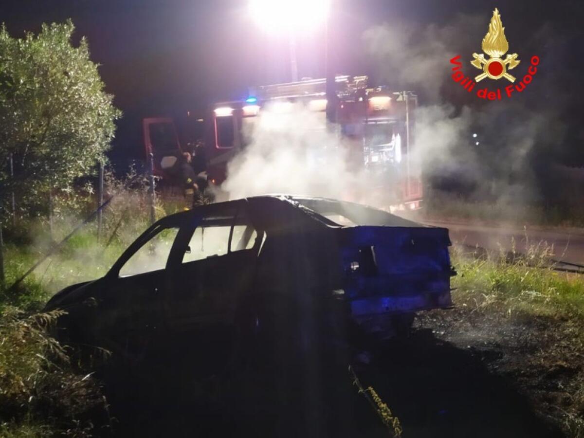 Auto in fiamme nella notte a Terracina - 