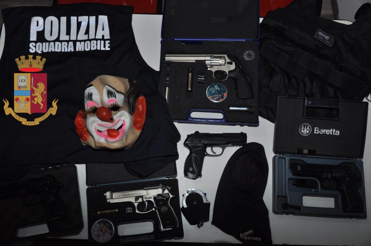 Pistole, tirapugni, taser e una maschera da clown nascosti in casa: 31enne di Latina in arresto FOTO - 
