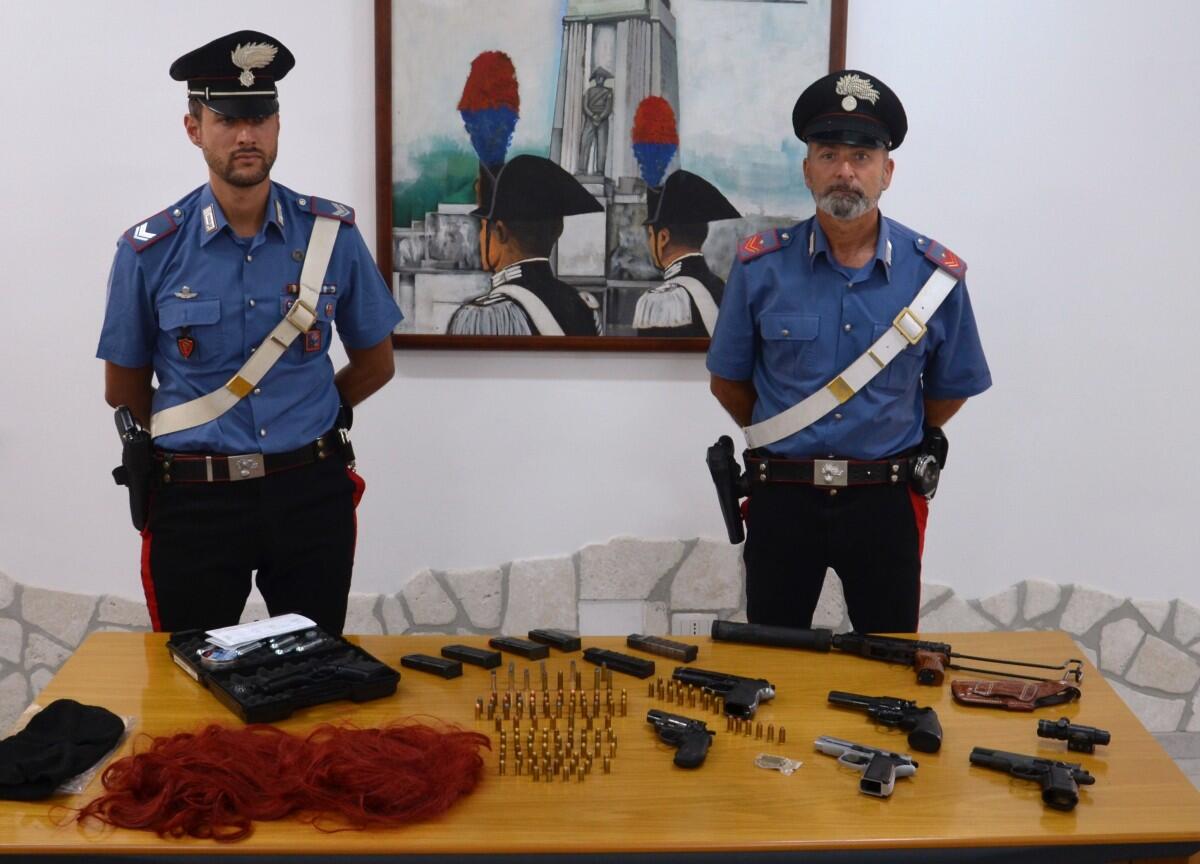 Pomezia, nascondeva in casa 5 pistole ed una mitragliatrice - 