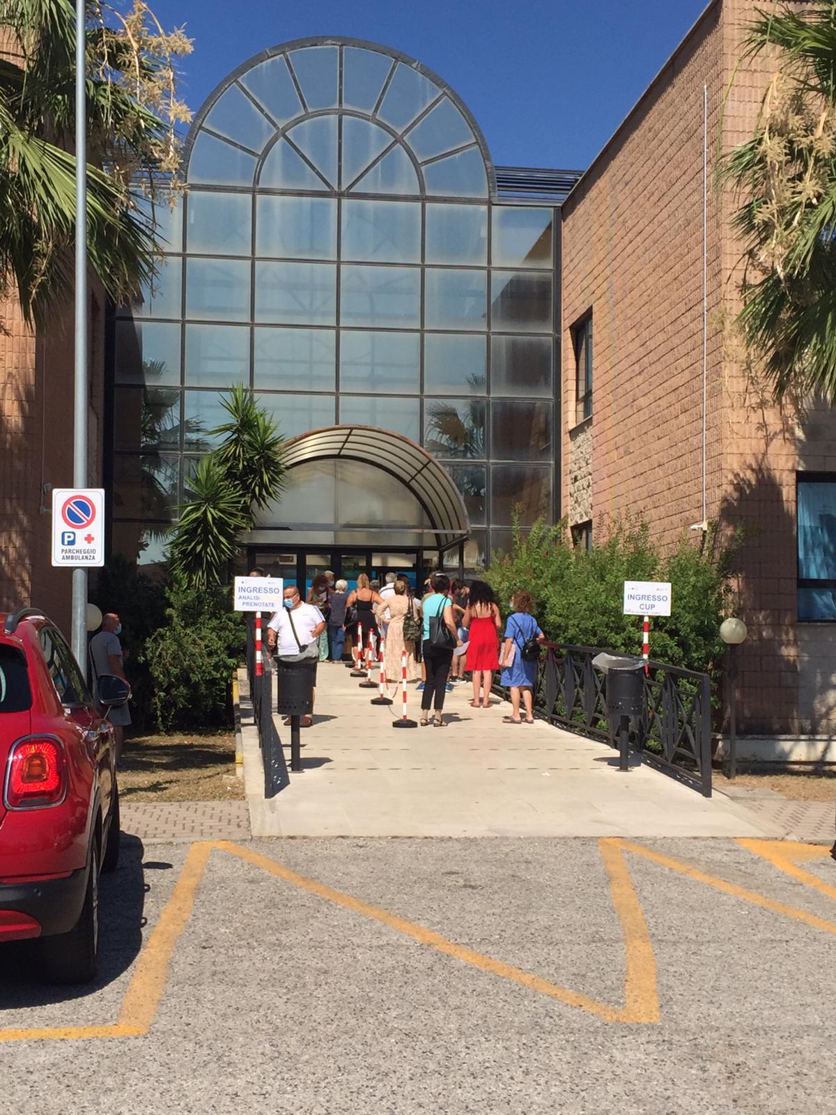 File interminabili sotto al sole per accedere alla Casa della Salute di via Giustiniano, ad Aprilia. La denuncia del TDM. - 