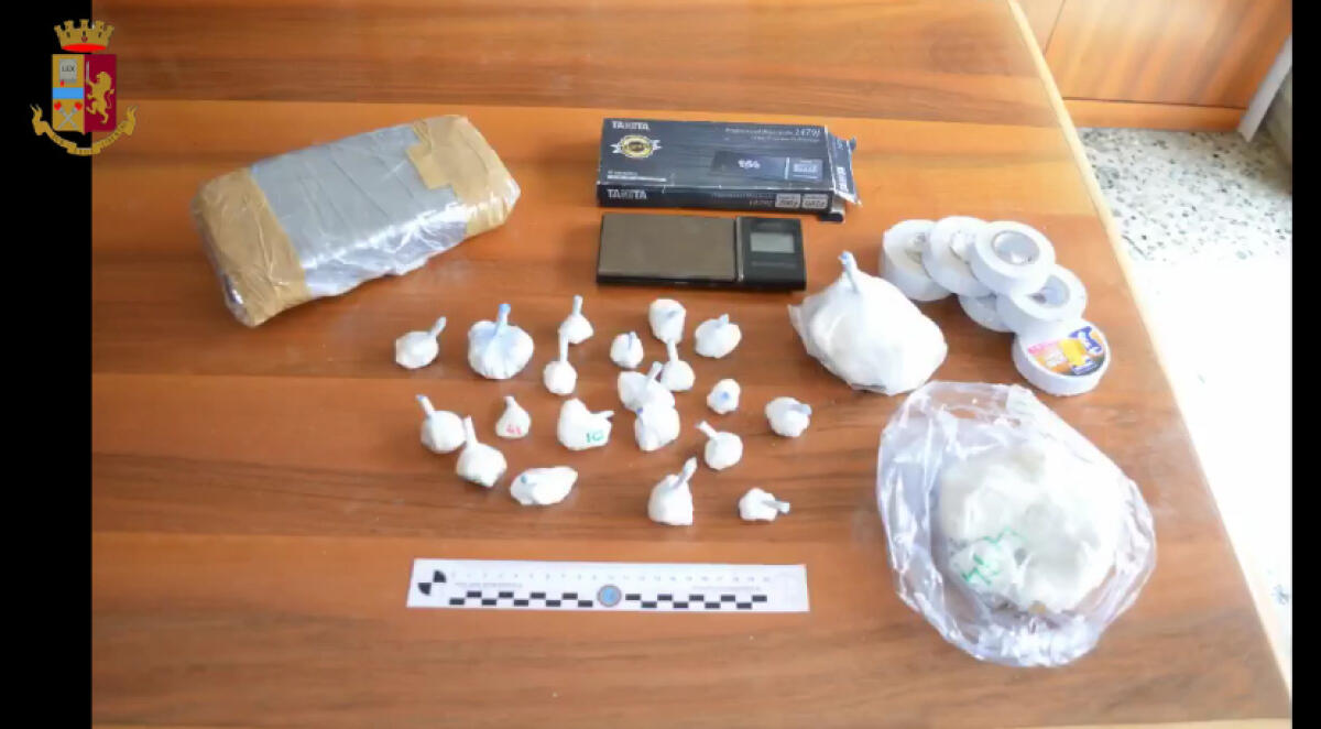 Velletri - Si mostra nervoso durante il controllo, in casa aveva quasi 2 chili di cocaina - 