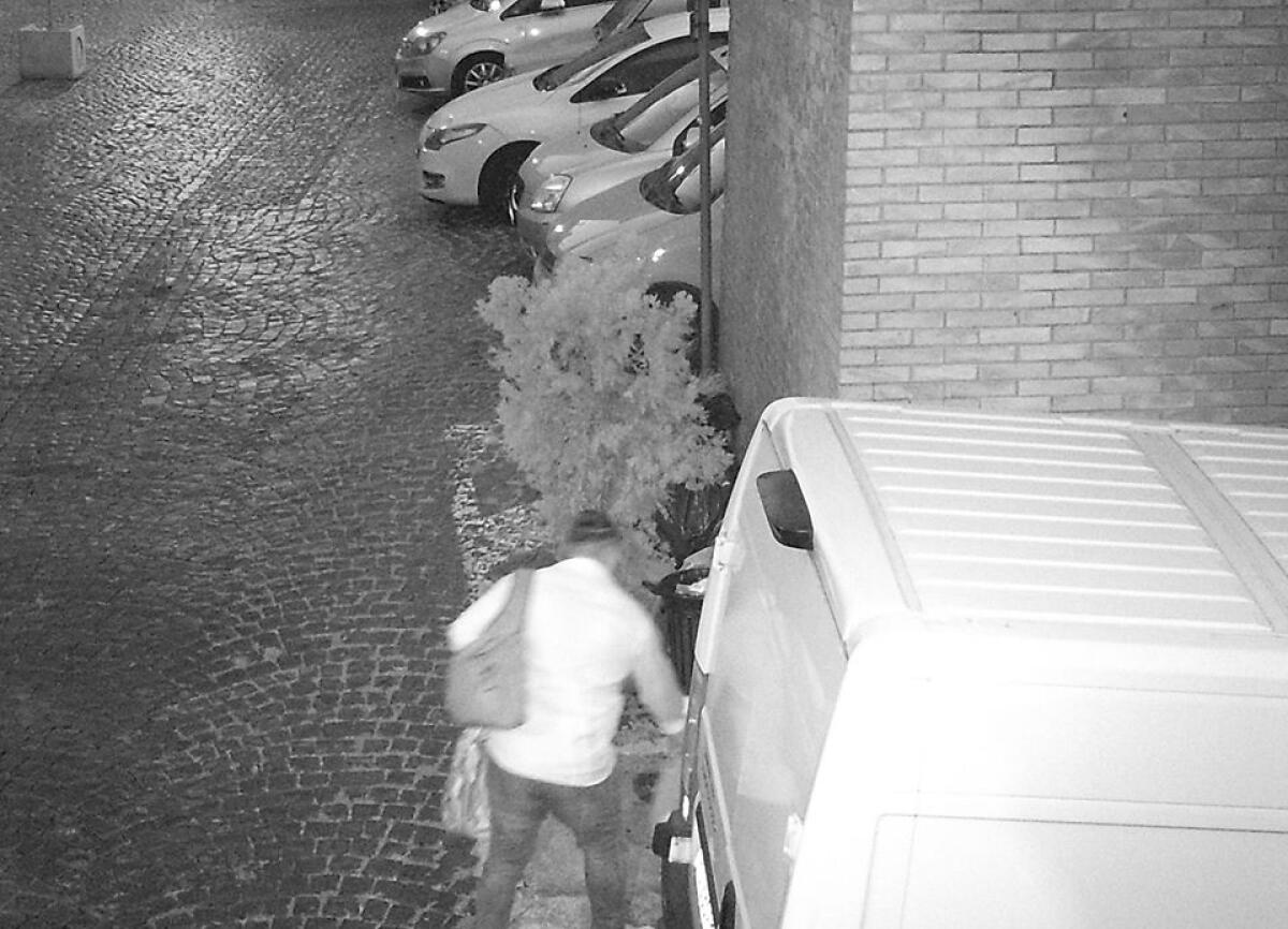 Abbandonano rifiuti in strada a Velletri, beccati dalle telecamere e sanzionati - 