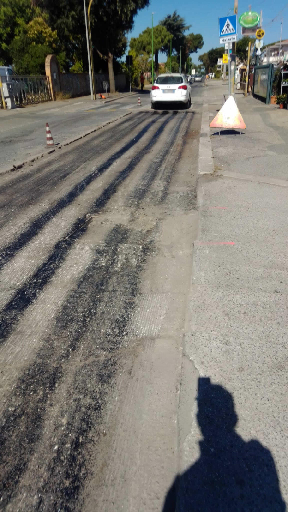 Al via i lavori per il nuovo manto stradale nel secondo tratto di Via di Valle Schioia, a Lavinio. - 