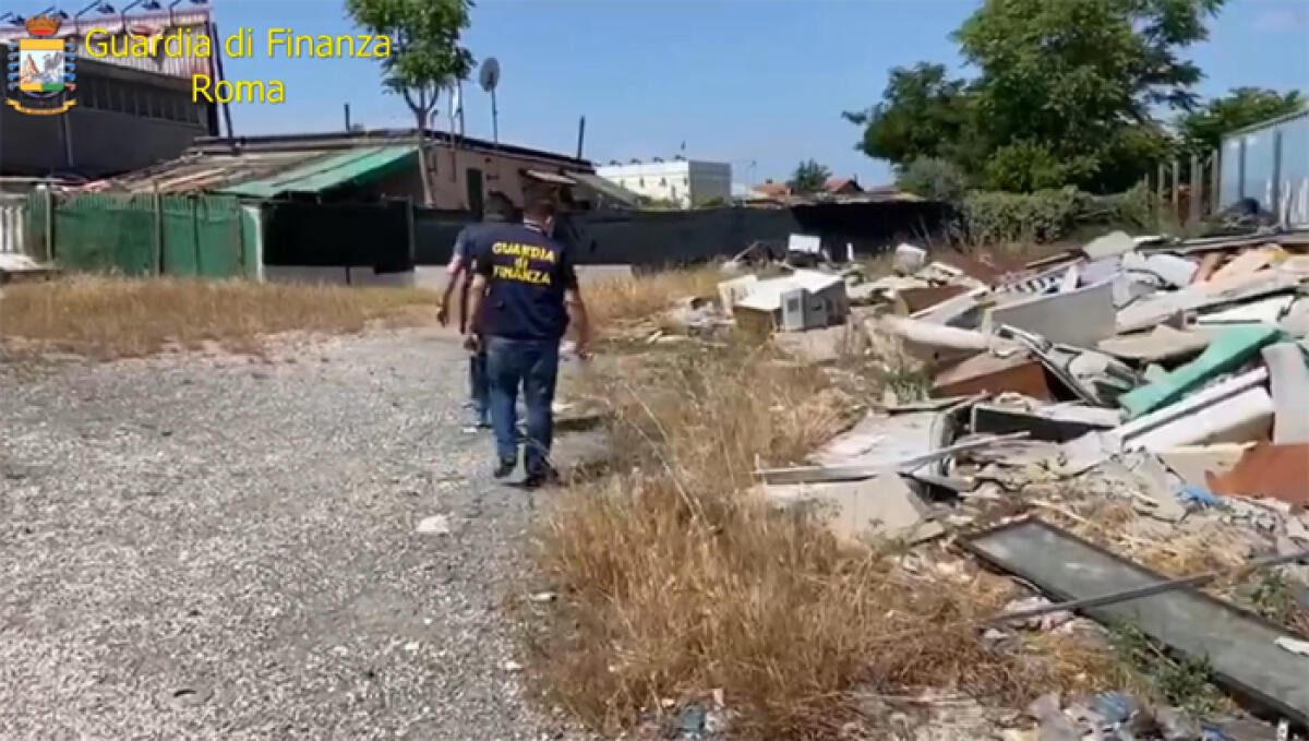 Scoperta dalla Finanza di Roma una discarica abusiva con 25 tonnellate di rifiuti. Denunciate 3 persone. - 