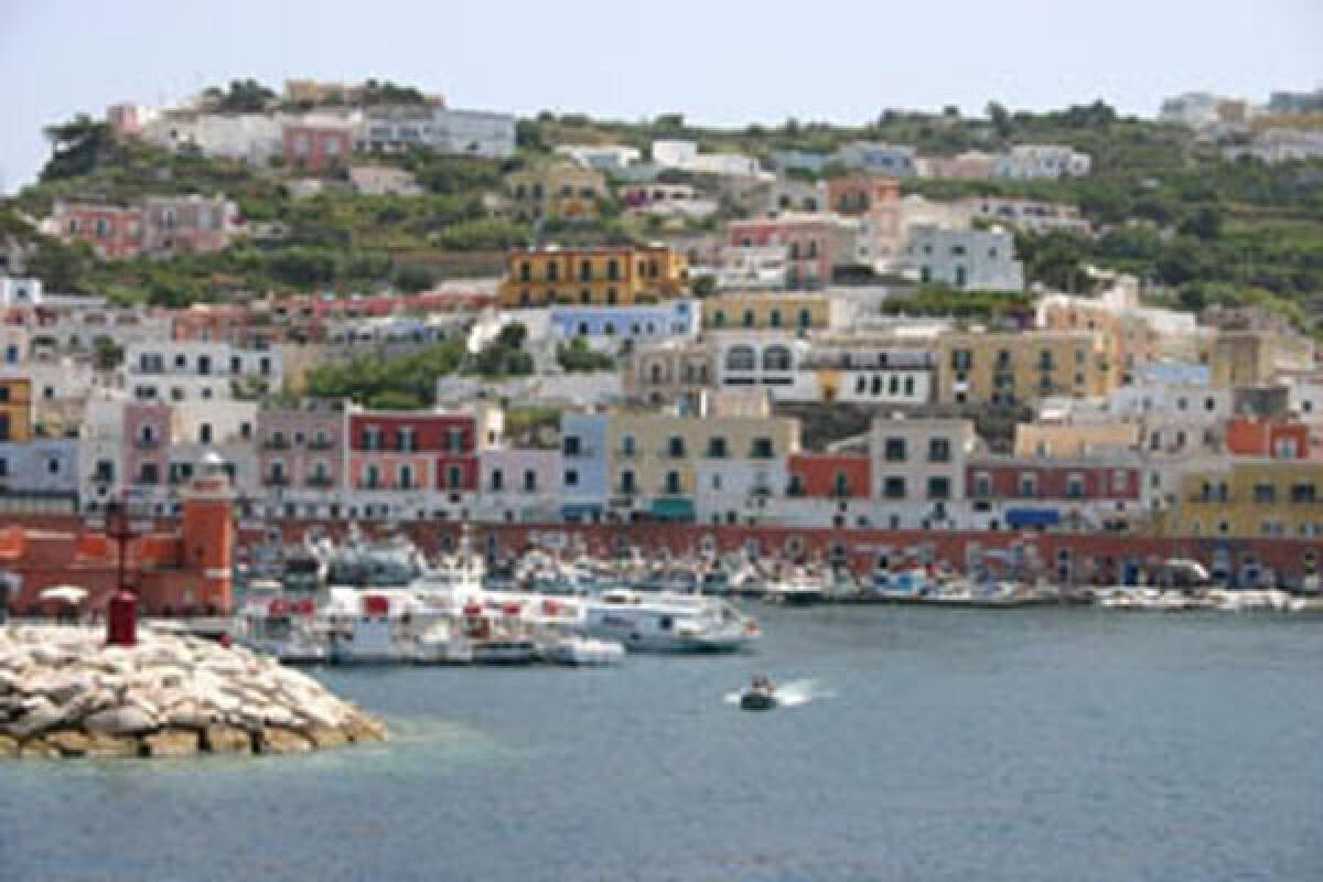 Fiamme nella notte sull’isola di Ponza: incendio in una pizzeria, in località Sant’Antonio. - 