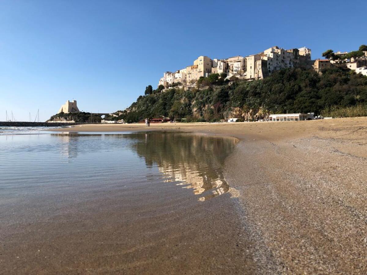Altro duro colpo per gli operatori balneari del litorale pontino: una tromba marina crea danni a Sperlonga. - 